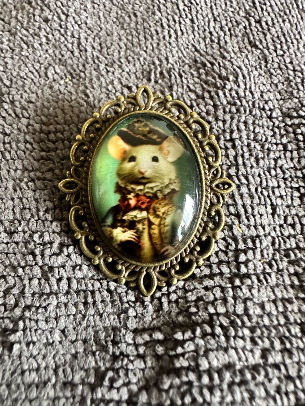 Vintage-Style Brass mouse Brooch Pin in Green and Gold - Picture 1 of 2